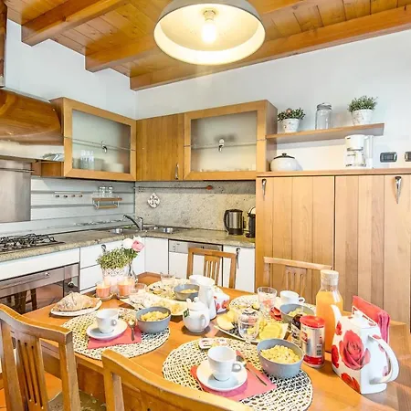 Villa Vignola Sleeps 6 Pool Wifi Cremia